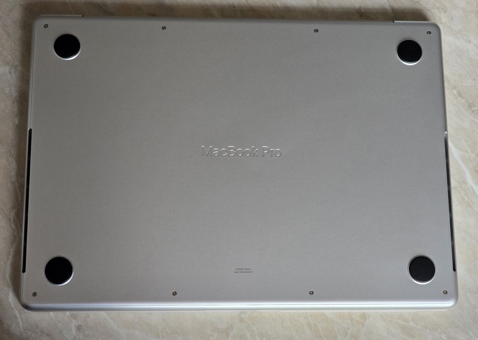 MacBook Pro 14 M5 1TB новый