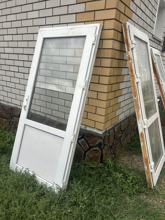 Продам пластиковые двери