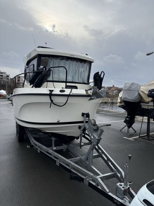 Продавам лодка QUICKSILVER 625 PILOTHOUSE + чисто нов колесар купуван