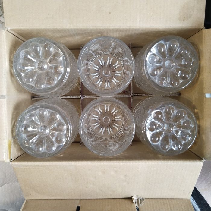 Стаканы в коробке