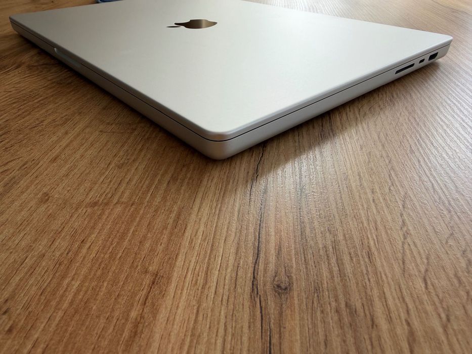 MacBook Pro 16" M4 PRO Chip 14-CPU/20-GPU/24GB RAM/512 SSD