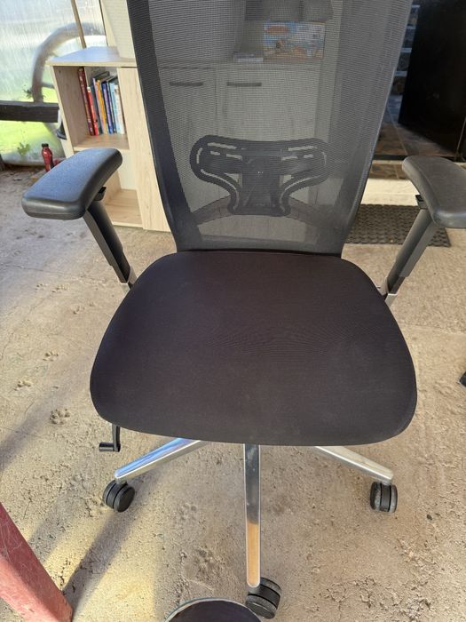 Продавам офис стол Sidiz T50