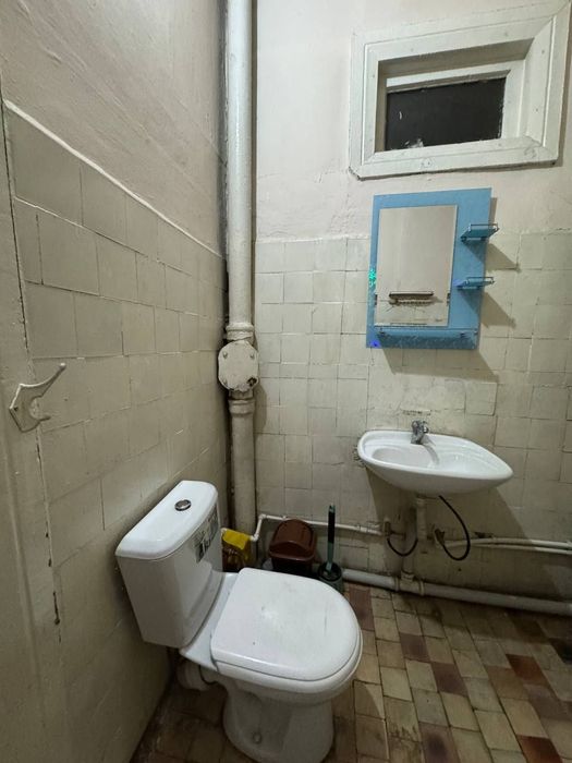 Чирчик шахар 
Навои узбегим туйхонаси ёнида 
#2-хона 3-етаж
 кварти