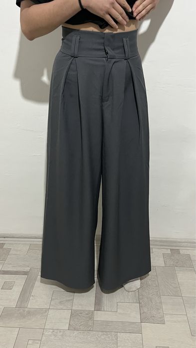 Брюки сером оттенке.