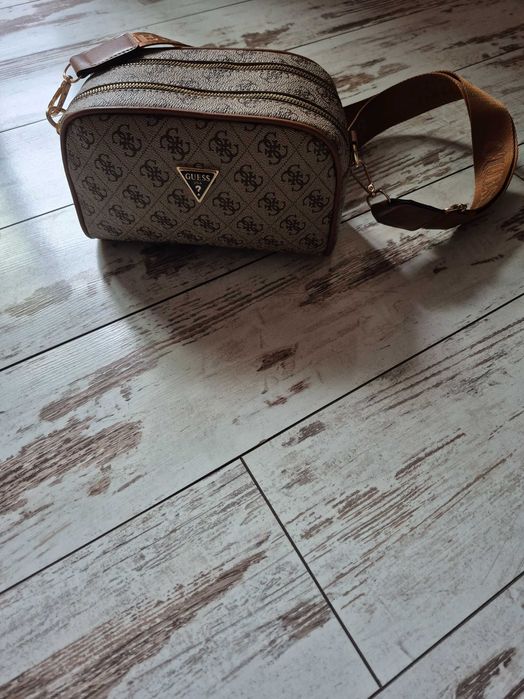 Дамски чанти Guess