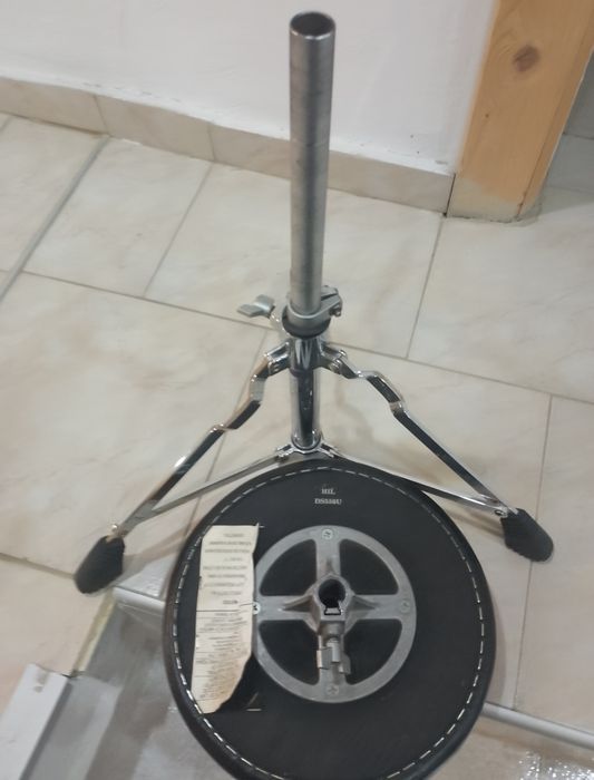 Продавам Стол за барабани YAMAHA