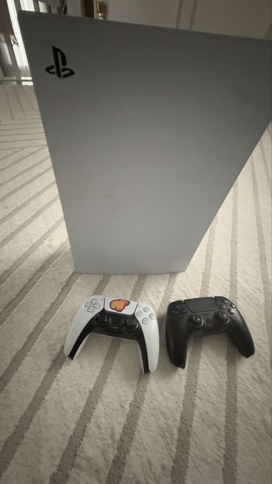 Продам PS 5 с 2 ддойстиками