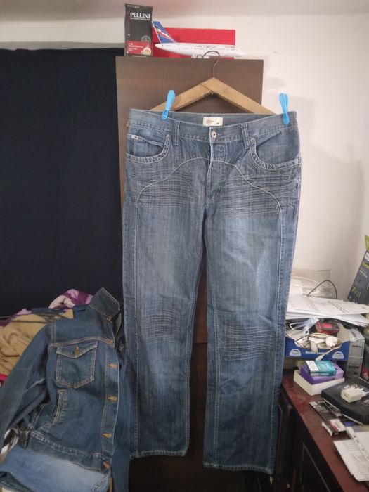 Blugi Tommy Hilfiger ieftin la 80 de lei