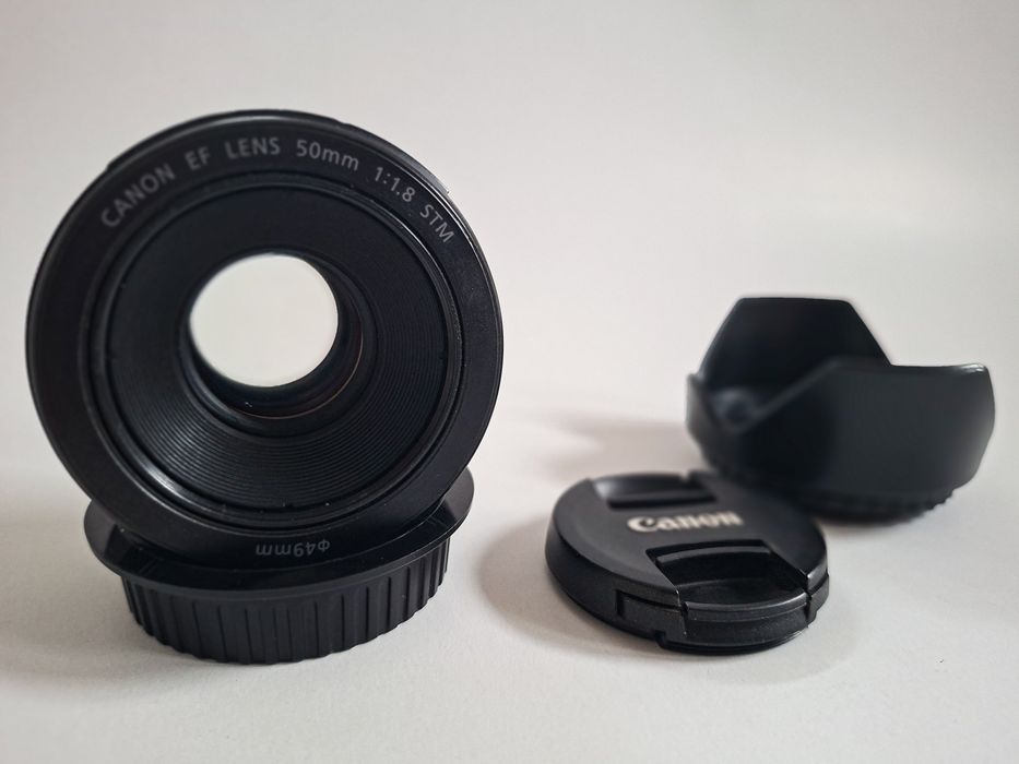 Canon EOS 250D DSLR + 50mm 1.8 STM + Blitz +Trigger- kit sau  separat