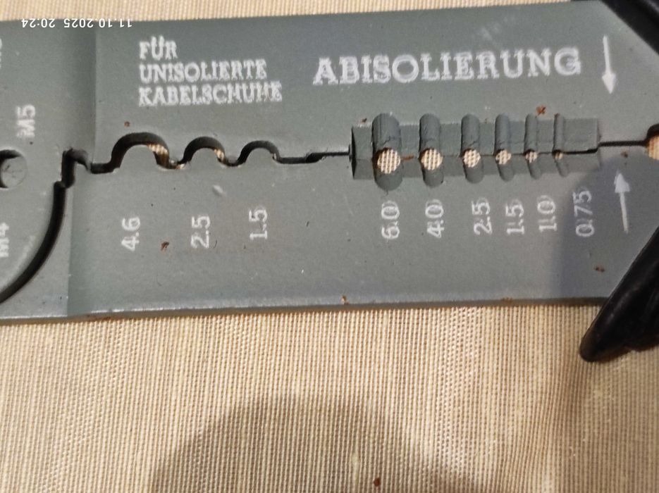 Клещи  за отстраняване на  изолация и за поставяне на кабелни обувки.