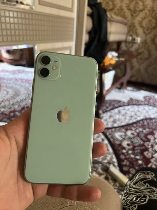 Iphone 11 holati zur tiniq turibdi