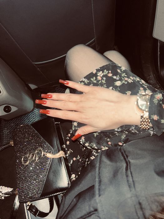 Блестящая черная сумочка