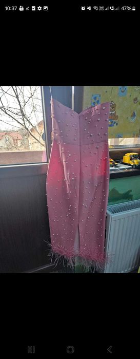 Rochie roz cu perle si pene