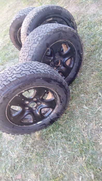 Vând 4 cauciucuri off road cu tot cu jenti 215 65 R16