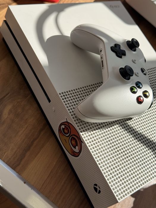 Xbox One S plus controller