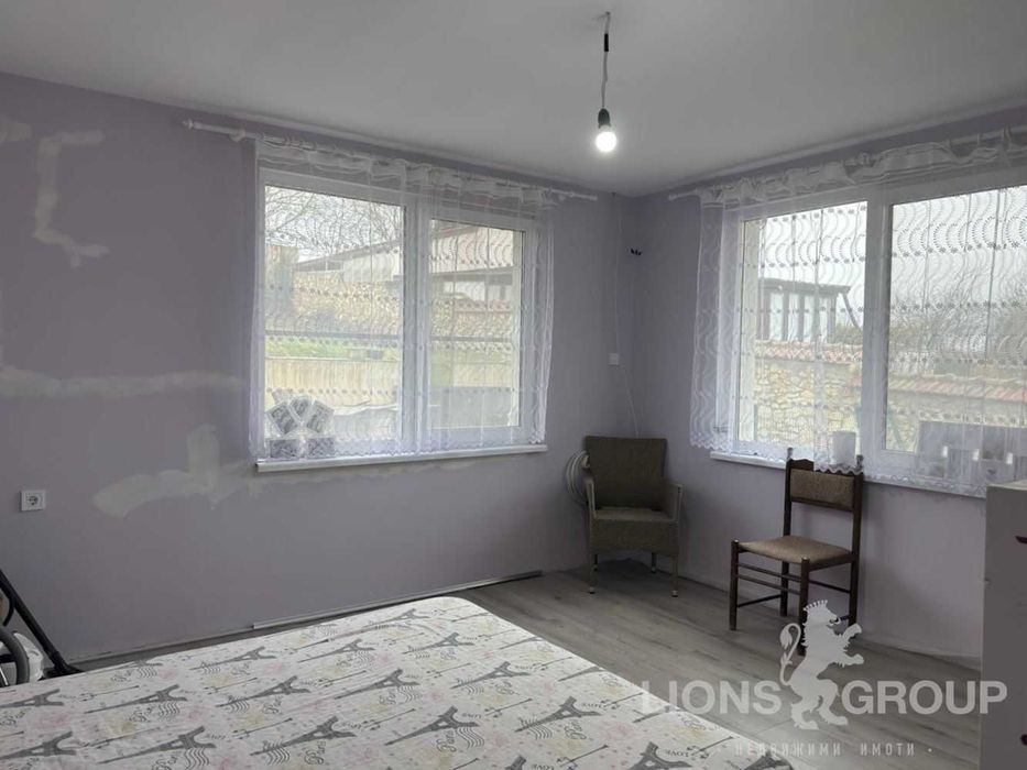 Самостоятелна къща с двор в с.Николаевка, област Варна