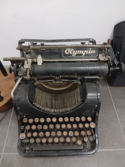 Винтидж пишеща машина Olympia