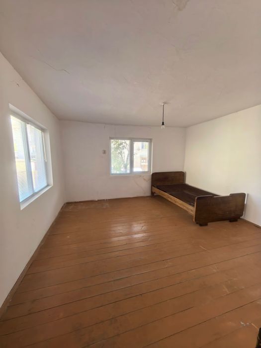 Самостоятелна двуетажна къща в Севлиево