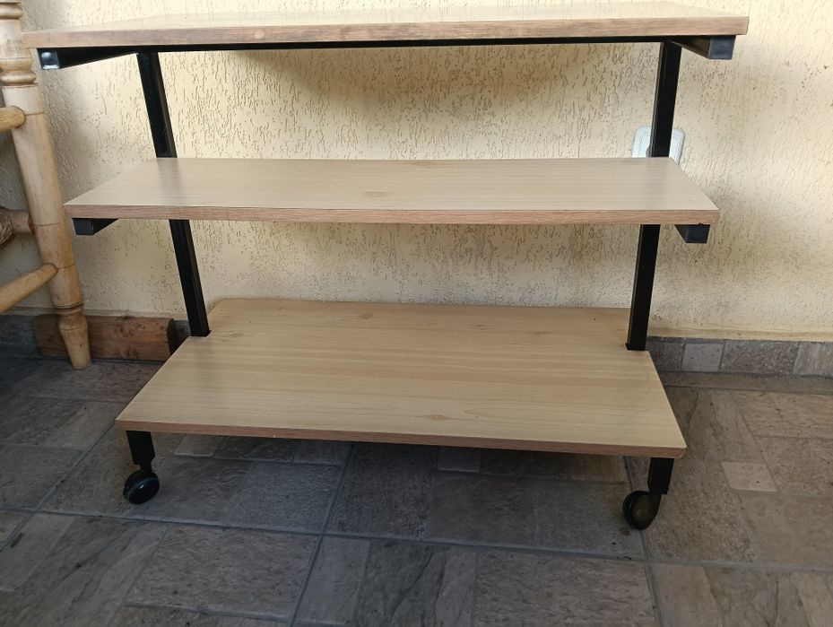 Продавам масичка за телевизор.