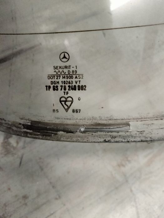 Продам заднее стекло от Мерседес