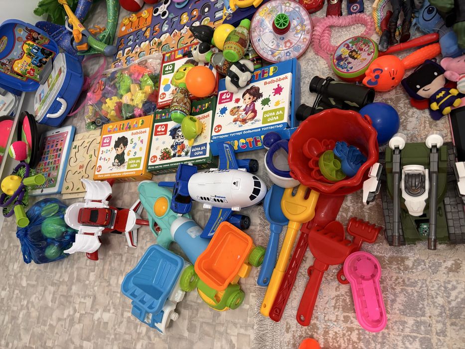 Разные игрушки в хорошем состояний