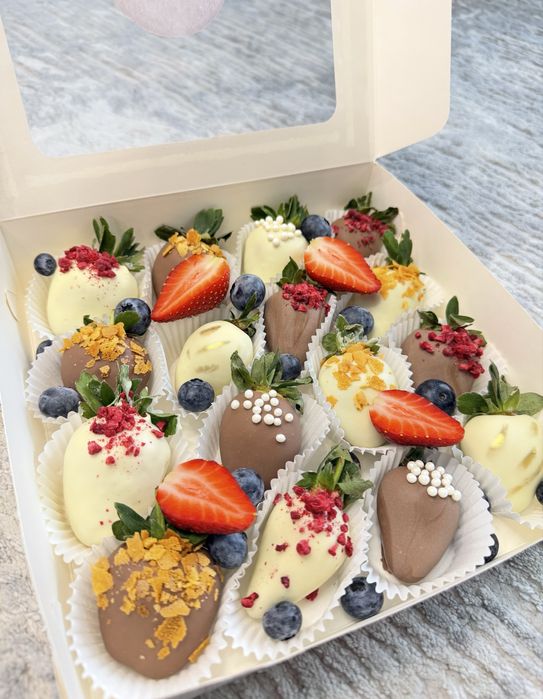 16 штук клубники в шоколаде