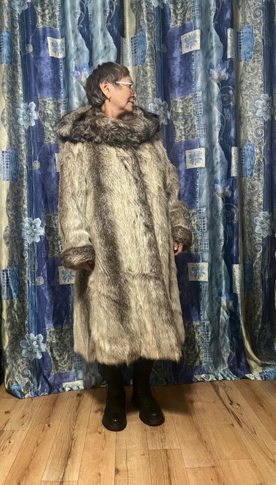 Шуба нутрия, воротник  песец