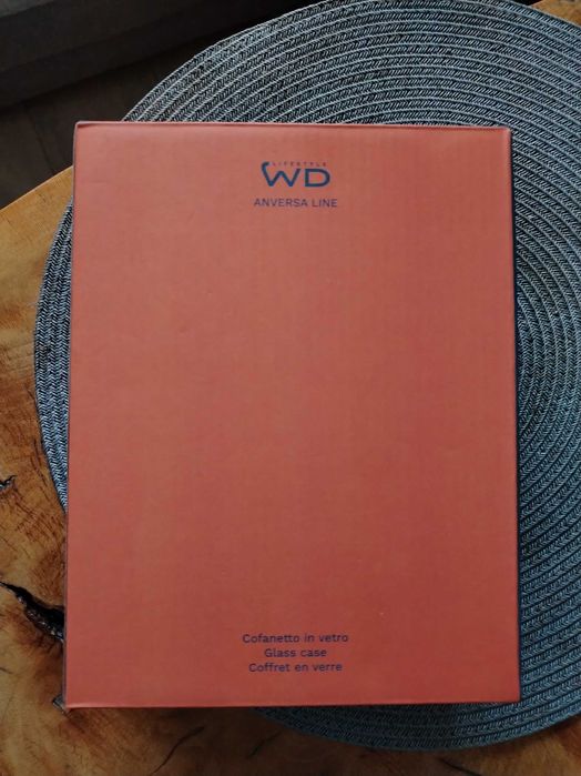 Продавам стъклена кутия за бижута