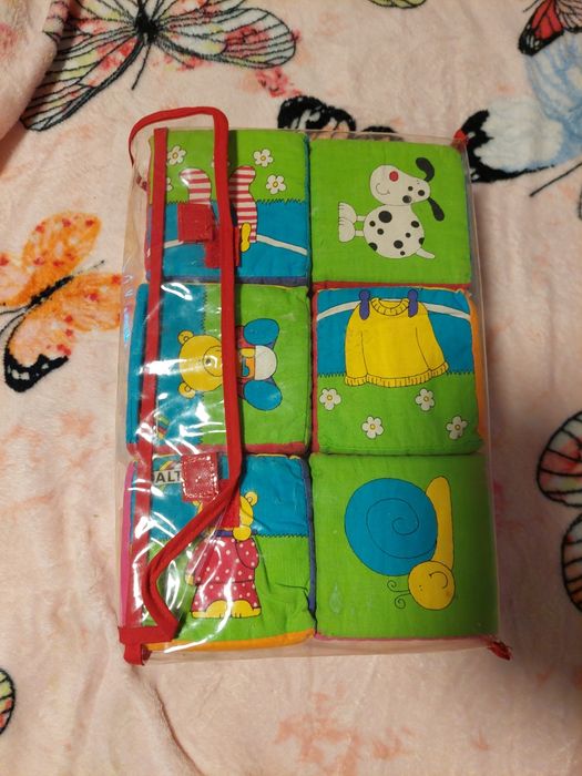 Vând cub activități varianta mare 30/30 cm ofer cadou cuburi moi bebe.