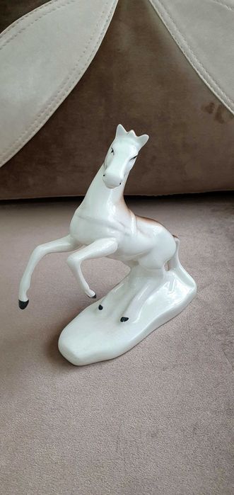 Bibelou din porțelan fin de calitate ,,Cal nărăvaș", fabricat de Cero
