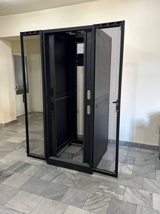 Шкаф настенный 42U