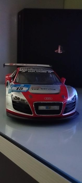 Чисто нова колекционерска количка audi r8 има страхотни детайли