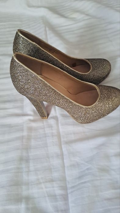 Pantofi aurii deosebiti noi 36