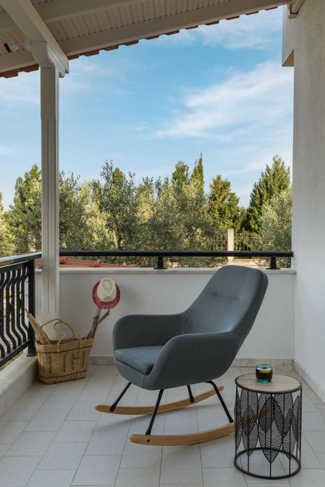 Просторна вила с басейн и голям двор на Халкидики