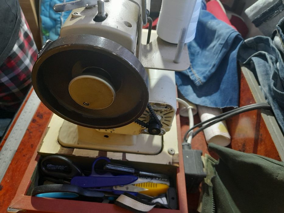 Masina de cusut liniara Brother