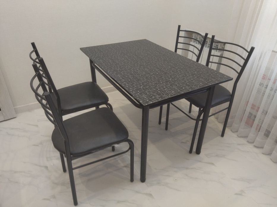 Кухонный стол с четырьмя стульями 870.000