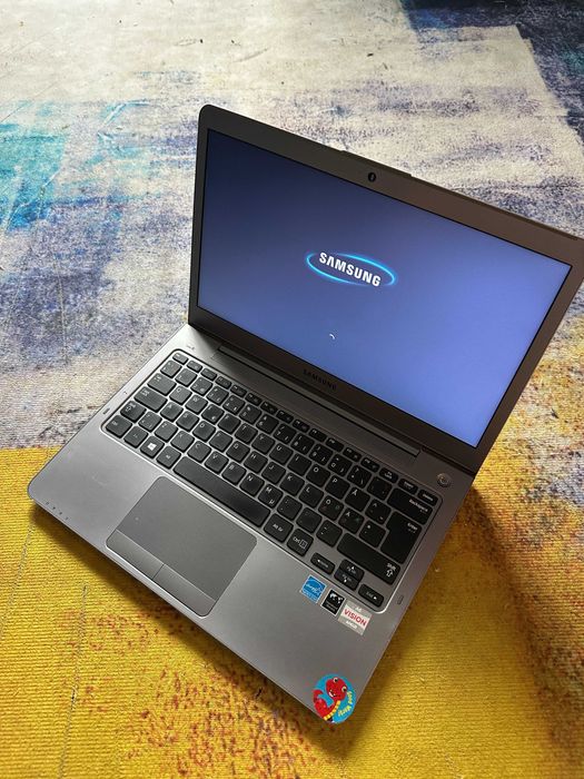 aptop samsung 535u , slim, metalic , video 2 gb - 380 lei