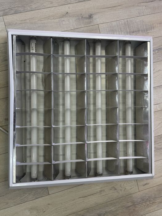 Продам потолочный светильник на 4 лампы