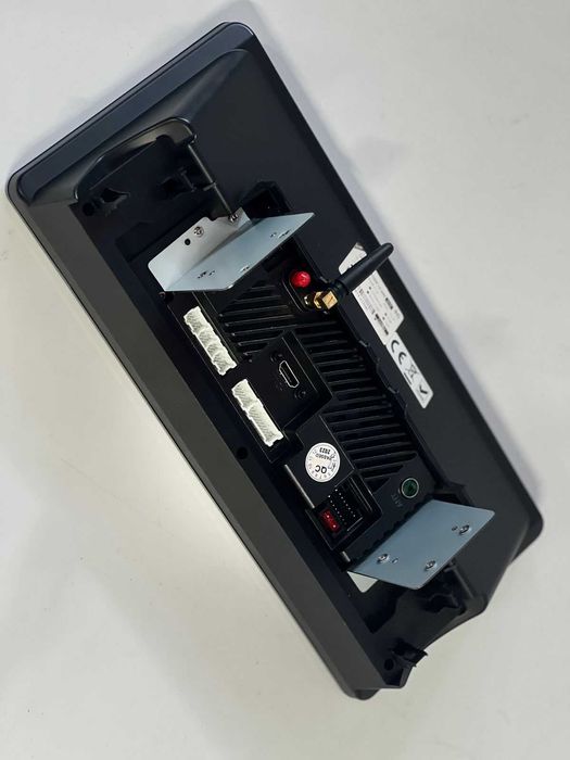 Монитор на Land Cruiser 300