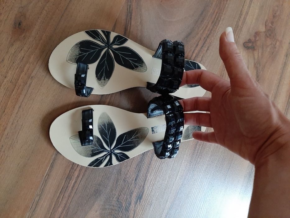 Нови черни чехли и червени сандали-37 номер