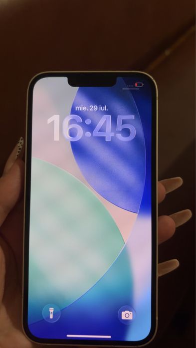 Vând IPhone 13 în stare bună