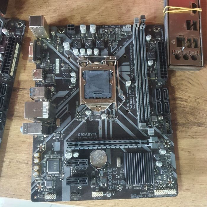 H310M Gigabite plata