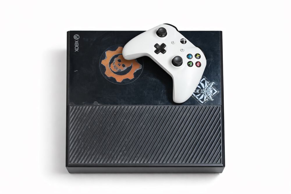 Xbox One + 5 jocuri populare (GTA V, FIFA 23, Forza, Naruto)