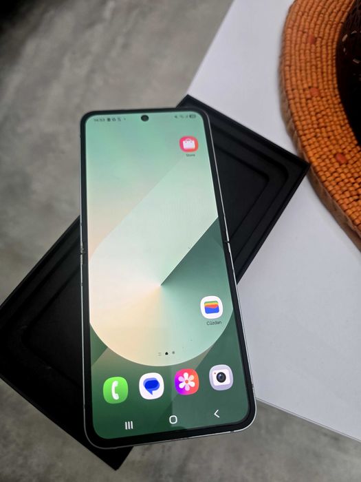 Samsung galaxy Z Flip 6  телефон