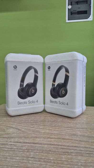 Beats Solo 4 Black& Gold, Matte Black