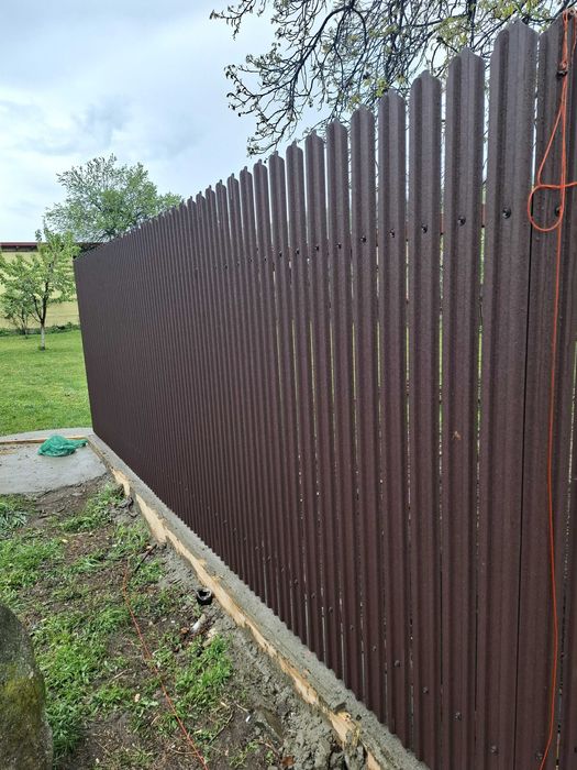 Garduri si porti de diferite modele si dimensiuni (sipca metalica, panou stil jaluzele, tabla cutata, plasa bordurata, BCA sau beton si alte modele)