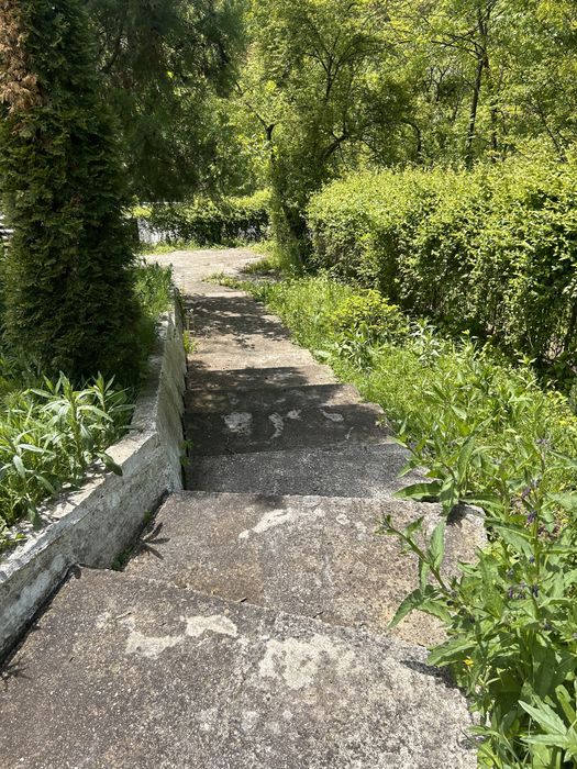 Vand casa cu etaj intr-o zona linistita