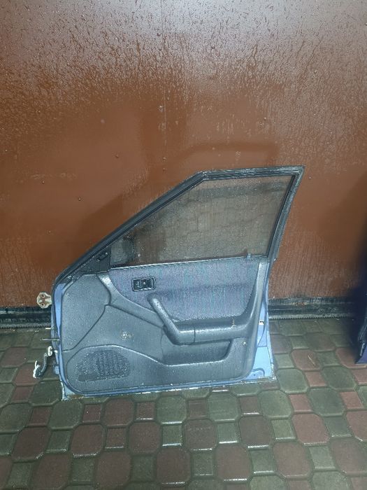 Продам двери от мазды 323 bg слепой