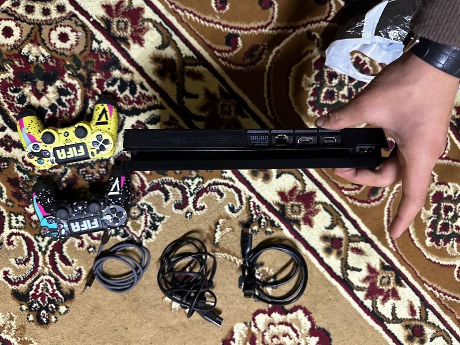 Playstation 4 slim 1terabaytli xolati ploplombasi joyida