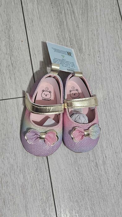 Pantofi noi violet 13-18 luni.